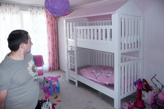 Etagenbett LISTO mit rosa Bett-Vorhängen