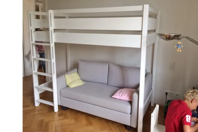 weiß lackiertes Hochbett KINTO mit Sofa