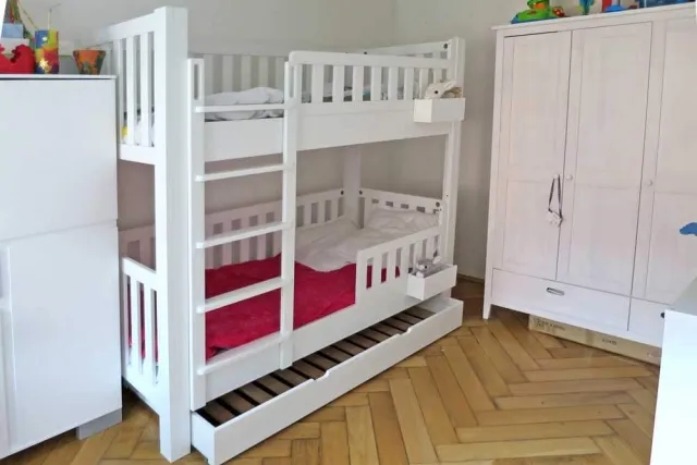 Etagenbett LISTO aus weiß lackiertem Buchenholz, mit Gästebett