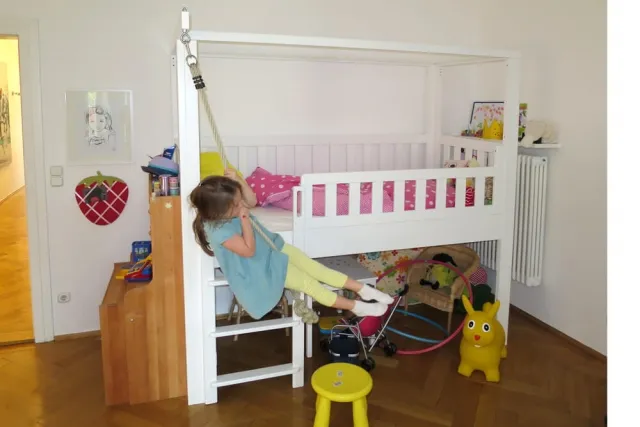 mitwachsendes Kinderbett LISTO, aufgebaut in Spielbetthöhe