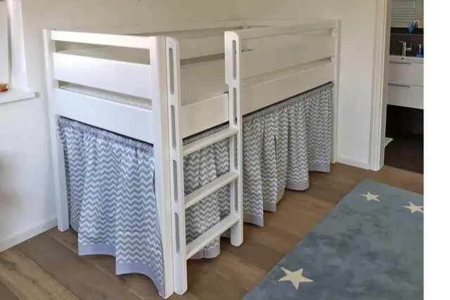 halbhohes Hochbett KINTO mit Vorhängen