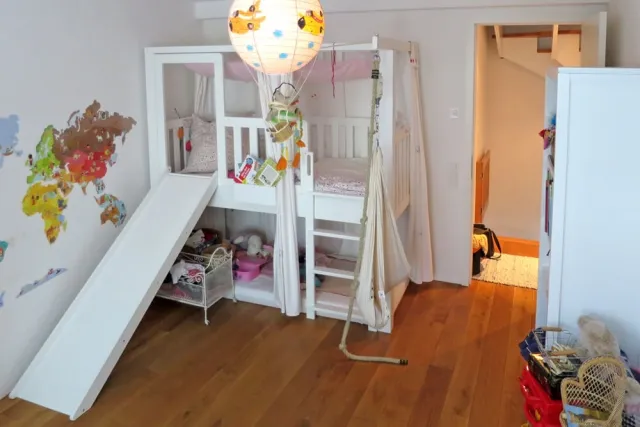 mitwachsendes Kinderbett aus Massivholt, mit Rutsche