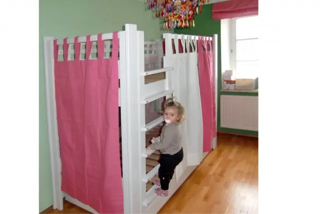 Etagenbett DeStyle mit rosa Vorhänge