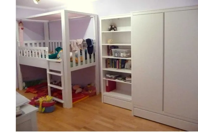 Kinderzimmer mit weiß lackiertem Hochbett LISTO