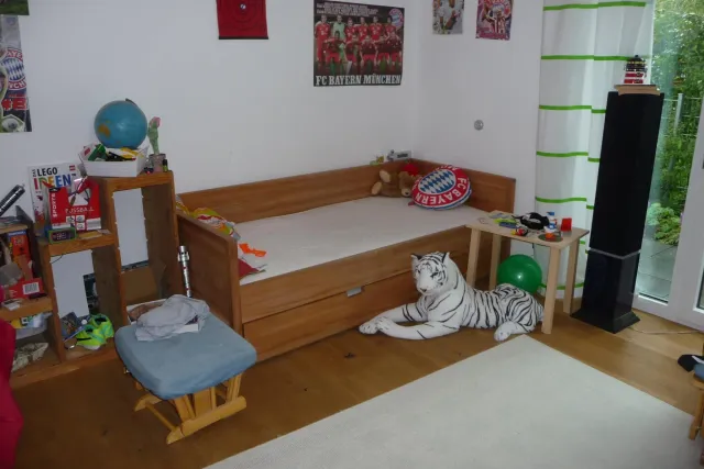 Kinderzimmer mit einem Nestbett aus Buchenholz