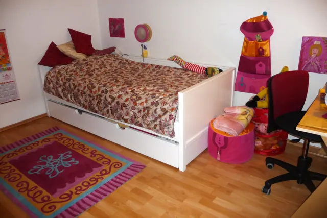 Mädchenzimmer mit einem weiss lackierten Nestbett