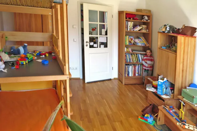 Jungenzimmer mit Möbeln aus massiver Buche