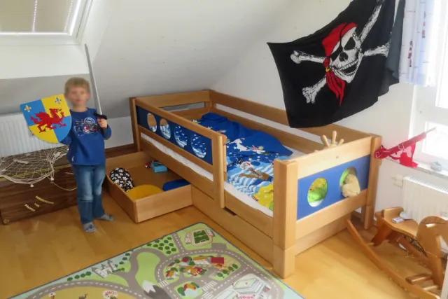 Kinderzimmer mit Piratenbett