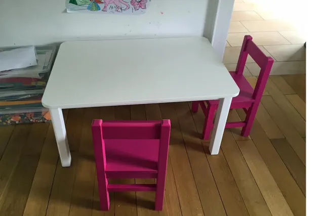 Spieltisch und Kinderstühle im Kinderzimmer