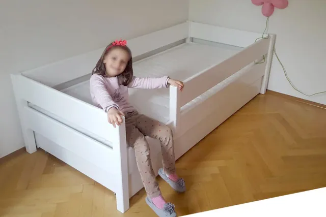 ein weisses Kinderbett KINTO mit Gästebett