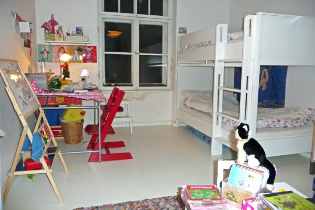 Kinderzimmer mit weiß lackiertem Etagenbett KINTO