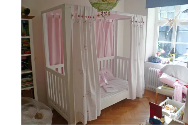 Mädchenzimmer mit mitwachsendem Himmelbett mit bestickten Vorhängen
