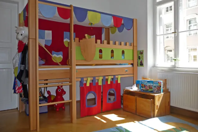 Kinderzimmer mit einem Ritterbett Deluxe aus Buchenholz