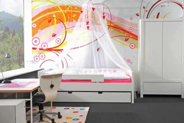 Mädchenzimmer mit weiß lackierten KINTO-Möbeln