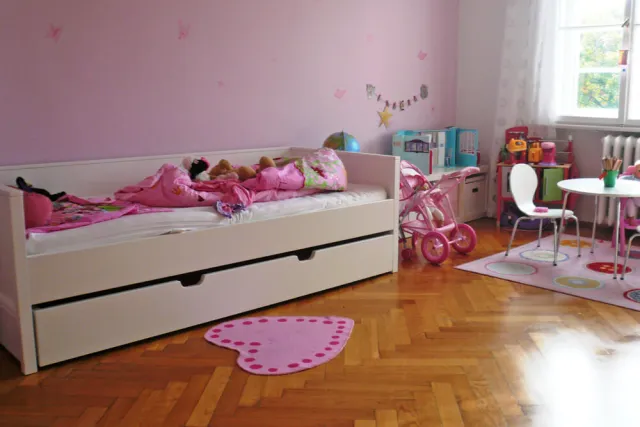 ein weiß lackierte KINTO Nestbett mit integriertem Gästebett im Mädchenzimmer