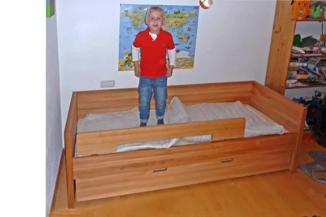 Kinderzimmer für Jungs mit Kinderbett aus Massivholz