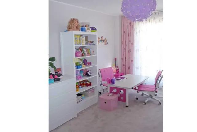 Mädchenzimmer mit weiß lackierten KINTO-Möbeln