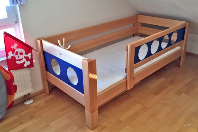 Kinderzimmer mit Piratenbett aus massivem Buchenholz