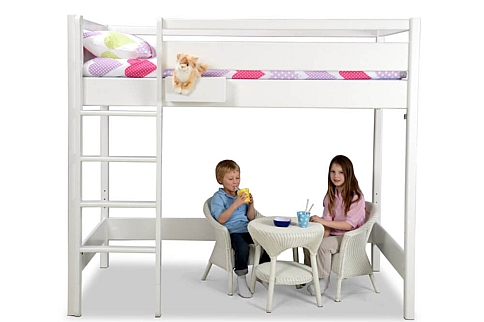 das weiß lackierte Hochbett Kinto mit besonders hohen Schutz-Rahmen