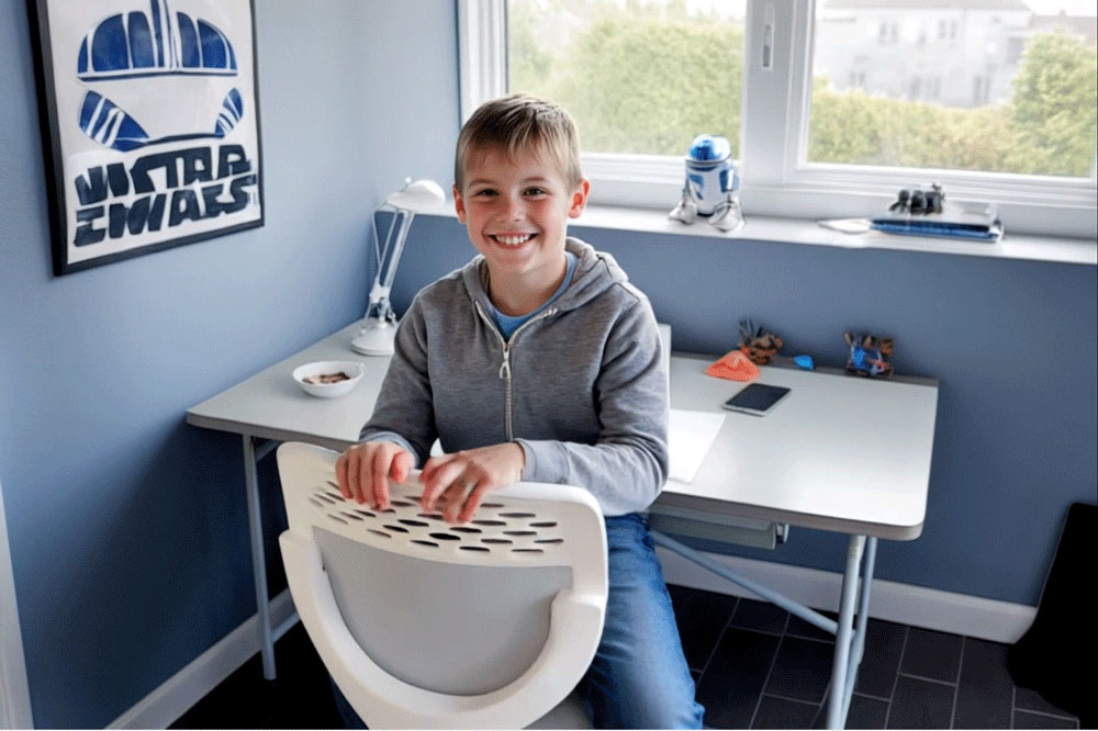 Kinderschreibtisch PREMIUM im Set mit Stuhl TADO / SALTO Kindermöbel München / inspiriert von Eiermann-Tisch / mit Junge