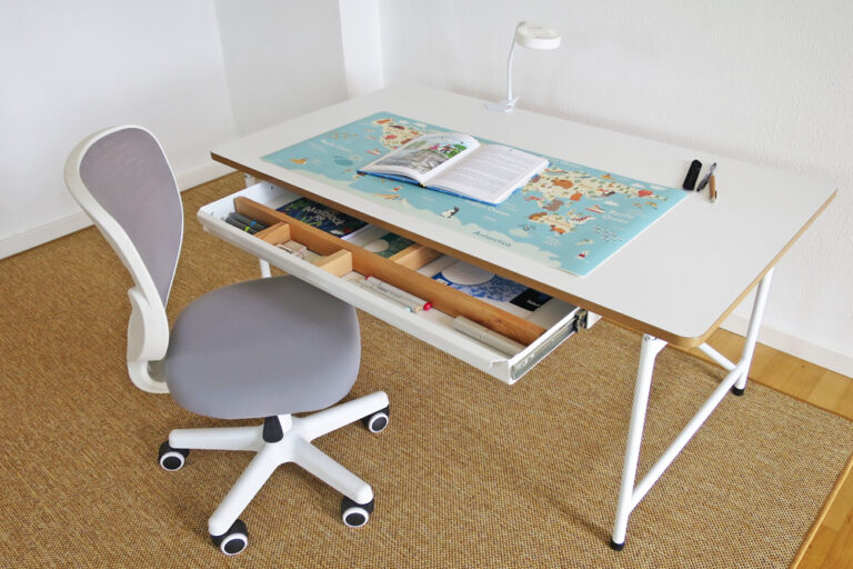 Kinderschreibtisch KINTO Premium im Set mit Stuhl TADO / SALTO Kindermöbel München / inspiriert von Eiermann-Tisch