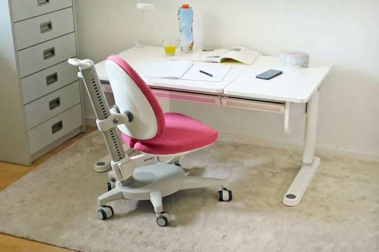 ergonomischer, höhenverstellbarer Kinderdrehstuhl SINO blau / SALTO Kindermöbel München / Moll