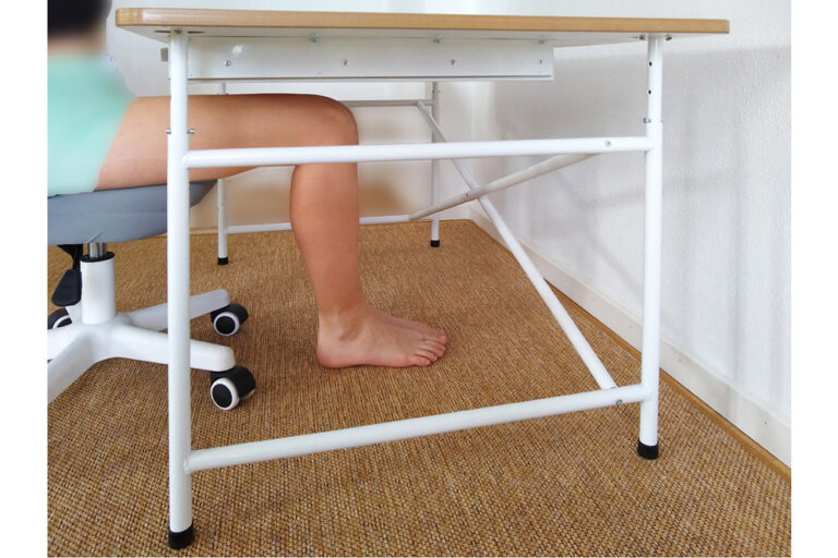 mitwachsender Kinderschreibtisch KINTO Detail / SALTO Kindermöbel München