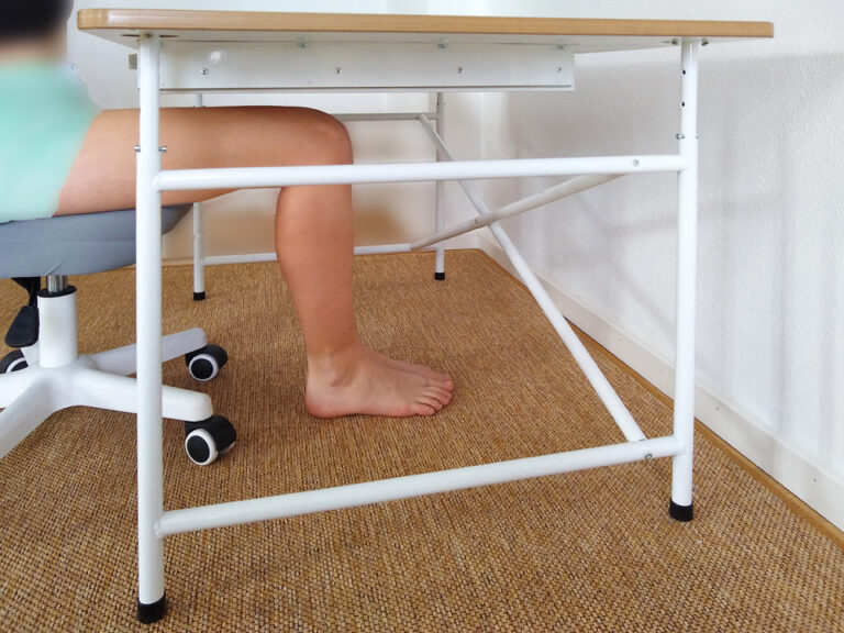 mitwachsender Kinderschreibtisch KINTO / SALTO Kindermöbel München