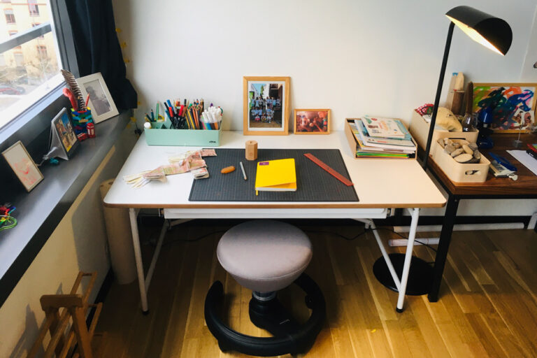 mitwachsender Kinderschreibtisch KINTO / SALTO Kindermöbel München