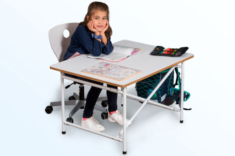 mitwachsender Kinderschreibtisch KINTO / SALTO Kindermöbel München