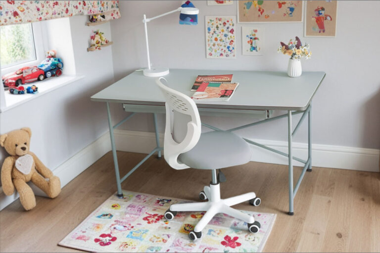 höhenverstellbarer Kinderschreibtisch KINTO-Premium / SALTO Kindermöbel München / Eiermann-Tisch