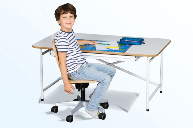 mitwachsender Kinderschreibtisch KINTO / SALTO Kindermöbel München / Eiermann-Tisch