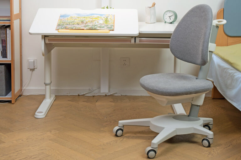 ergonomischer, höhenverstellbarer Kinderdrehstuhl SINO / SALTO Kindermöbel München / Moll