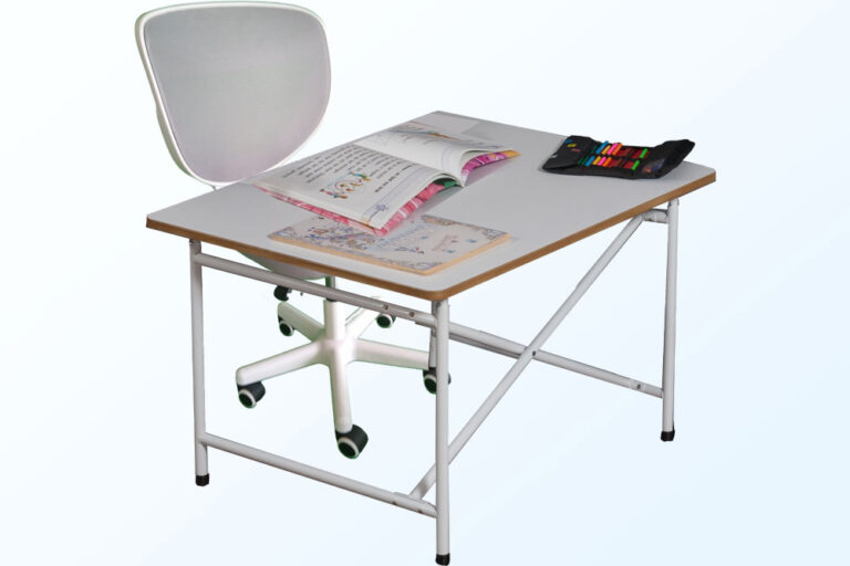 mitwachsender Kinderschreibtisch KINTO / SALTO Kindermöbel München / Eiermann-Tisch