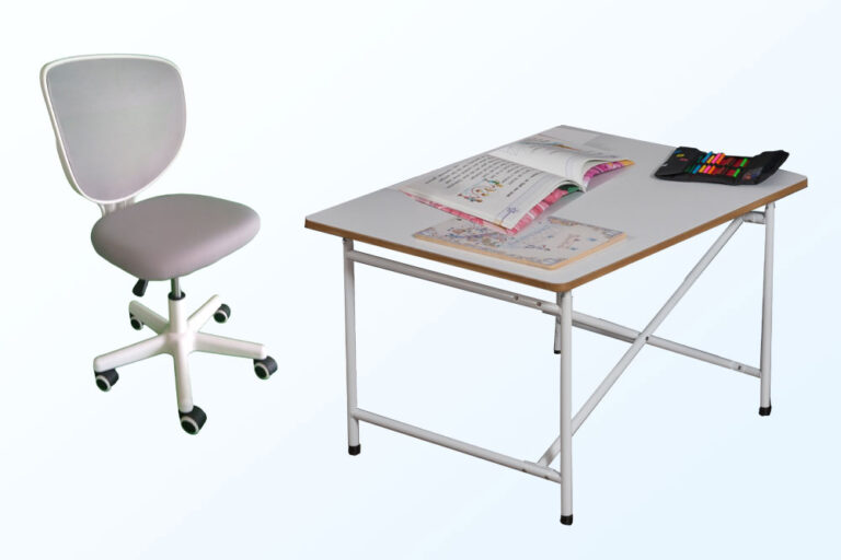 mitwachsender Kinderschreibtisch KINTO / SALTO Kindermöbel München / Eiermann-Tisch