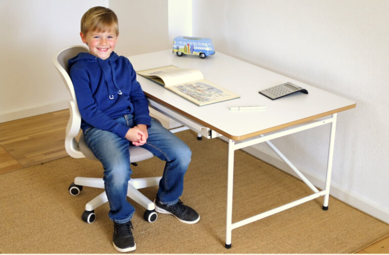 mitwachsender Kinderschreibtisch KINTO / SALTO Kindermöbel München / Eiermann-Tisch