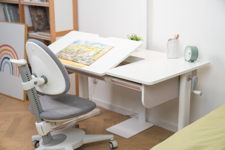 Höhenverstellbarer Kinderschreibtisch SINO und ergonomischer, höhenverstellbarer Kinderdrehstuhl SINO grau / SALTO Kindermöbel München / Moll