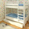 Das weiß lackierte Etagenbett Kinto mit Gästebett. Hersteller: SALTO - Möbel für Kinder München