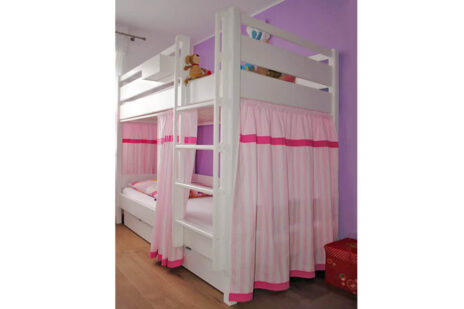 weiss lackiertes Etagenbett mit Vorhangset und Bettschubladen