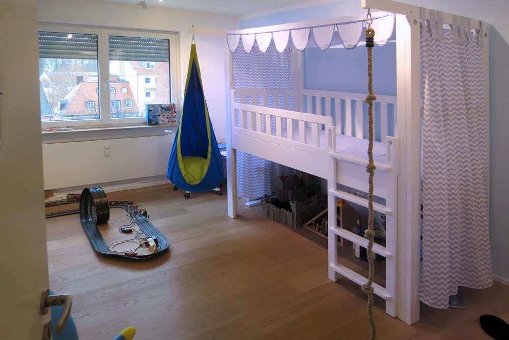 mitwachsendes Kinderbett LISTOflex / Vorhang chevron / SALTO Kindermöbel / München
