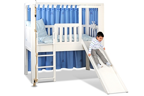 Listo-slide ist ein mitwachsendes Kinderbett, hier aufgebaut als Hochbett mit Rutsche, aus weiß lackiertem Buchenholz. Hersteller: SALTO Kindermöbel, München