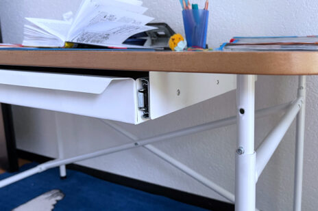 höhenverstellbarer Kinderschreibtisch mit weisser Platte und Schublade / ähnlich Eiermann-Schreibtisch / SALTO Kindermöbel / München