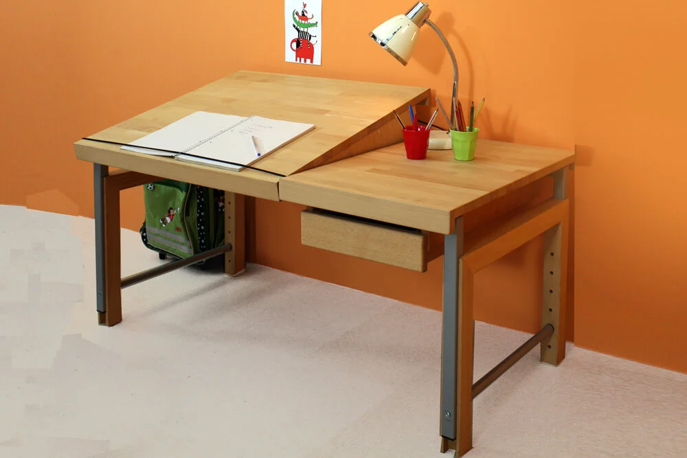 der Kinder-Schreibtisch Ziggy comfort aus massivem Buchenholze
