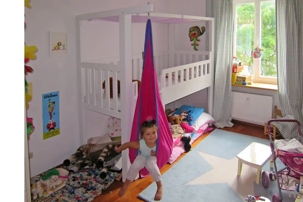 Hochbett LISTO aus weiß lackiertem Buchenholz mit rosa Hängesitz im Kinderzimmer. Hersteller: SALTO - Möbel für Kinder - München